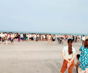 Đi tắm biển, chồng đuối nước, vợ mang bầu nhập viện