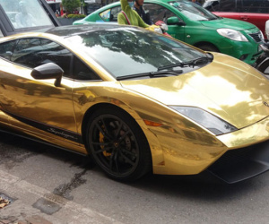 Hà Nội: Lamborghini bạc tỷ bốc khói nghi ngút giữa phố, người dân hiếu kỳ vây quanh