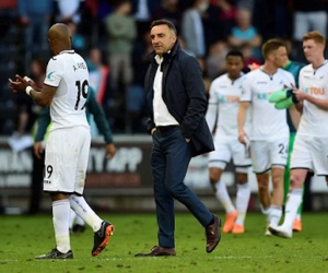 Stoke kéo Swansea cùng rớt khỏi Ngoại hạng Anh