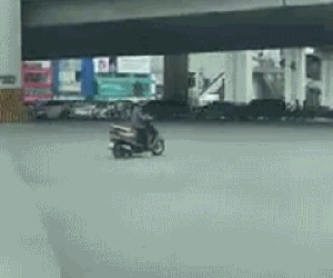 Video: Vượt đèn đỏ giữa ngã tư, hành động tiếp theo của 'nữ ninja' còn khiến người ta bức xúc hơn