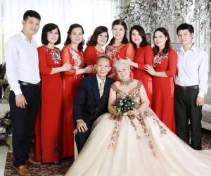 Bức ảnh mặc váy cưới đầu tiên sau 50 năm của bà ngoại và bộ hình 5 thế hệ trong gia đình