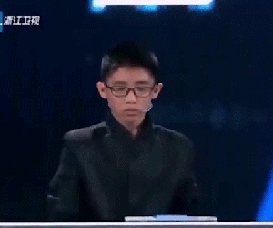 Cậu bé lập kỷ lục vừa tung hứng vừa giải 3 khối rubik
