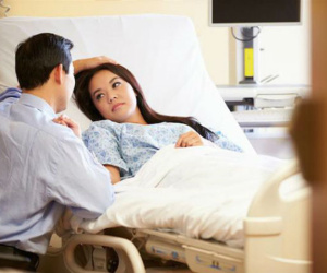 Đau thắt lòng khi chứng kiến cảnh ngày ngày chồng vào viện chăm nom người tình ốm nặng