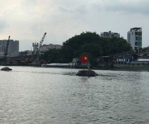 Ghe hơn 100 tấn chìm ở Sài Gòn, 3 người thoát chết