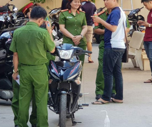 Khám xe của nghi phạm vụ 2 'hiệp sĩ' bị đâm chết