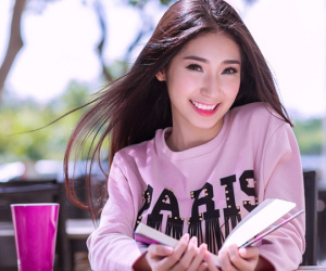 Khổng Tú Quỳnh nản khi bị gọi là 'ca sĩ hết thời' chứ không buồn khi gắn mác 'bạn gái Ngô Kiến Huy'