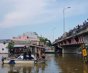 Người thân gào khóc chờ tìm bé trai 8 tuổi đuối nước mất tích
