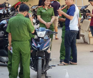 Video: Khám xe của nghi phạm vụ 2 'hiệp sĩ' bị đâm chết