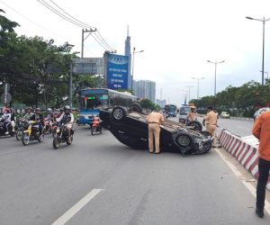 Xe ô tô đâm dải phân cách rồi lộn nhào, 'ngửa bụng' trên đường phố Sài Gòn khiến nhiều người thót tim