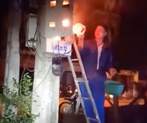 Xôn xao clip anh thợ điện cầm gáo dội nước vào hộp điện đang cháy để dập lửa