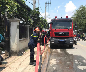 Xưởng mút xốp cháy ngùn ngụt giữa trưa, hàng chục công nhân tháo chạy