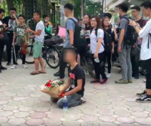 Anh chàng vứt hoa bỏ về sau 2 tiếng quỳ gối chờ bạn gái trước cổng trường Nhạc Viện Hà Nội