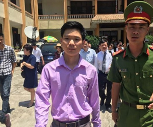 BS Hoàng Công Lương không tin Viện kiểm sát và xin giữ quyền im lặng, cả hội trường vỗ tay