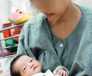 Chồng bỏ đi biền biệt, nghi có 'người mới', vợ ôm bụng bầu bỏ về quê thì đau đẻ luôn trên xe buýt