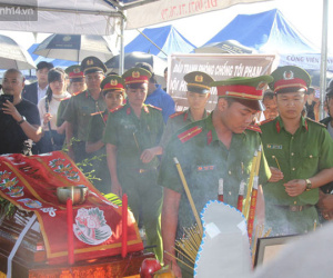 Dòng người xếp hàng dài tiễn đưa hiệp sĩ bị băng trộm SH đâm tử vong về với đất mẹ