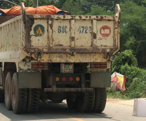 Hai cô gái 19 tuổi thương vong dưới bánh xe ben