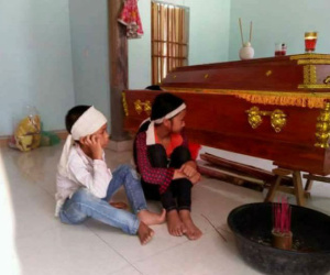 Mẹ bị sét đánh tử vong, hai con thơ đeo khăn tang ngồi cạnh quan tài chờ bố từ Lào trở về