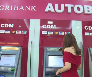 Ngân hàng đòi tăng phí trong lúc khách liên tục mất tiền từ thẻ ATM
