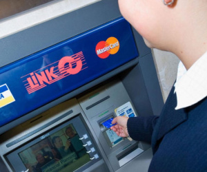 Người dùng thẻ ATM ở các nước có trả phí rút tiền không?