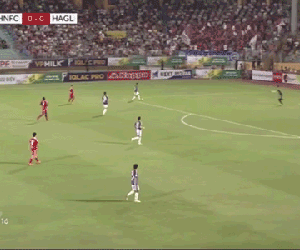 Video: Hai tình huống trả bóng hài hước trong trận CLB Hà Nội - HAGL