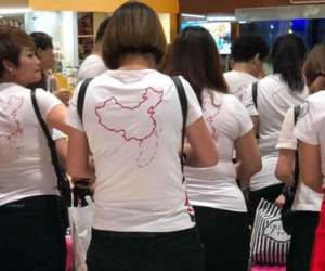 Bộ Ngoại giao lên tiếng về du khách Trung Quốc mặc áo 'đường lưỡi bò' vào Nha Trang
