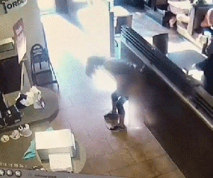 Canada: Bị từ chối không cho dùng toilet, người phụ nữ thả 'phẫn nộ' giữa quán cafe rồi bốc ném vào nhân viên