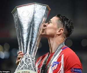 Fernando Torres: Khi chiếc cúp rác rưởi thành lời chào tạm biệt!