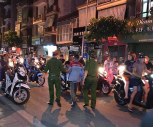 Hà Nội: Chờ con gái lớn vắng mặt, chồng dùng kéo đâm trọng thương vợ cũ