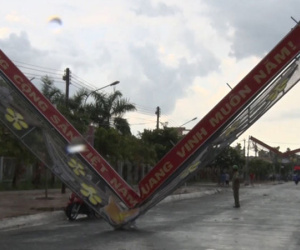 Lốc xoáy làm 65 căn nhà tốc mái, nhiều cổng chào đổ ngã