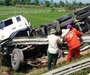 Người dân phá cửa đưa tài xế ra ngoài sau vụ lật xe bên đường