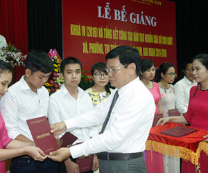 Phó chủ tịch xã xin nghỉ việc vì lương không đủ nuôi gia đình