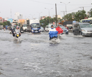 TP HCM: Chống ngập quá lỗi thời, dân còn 'bơi' dài dài