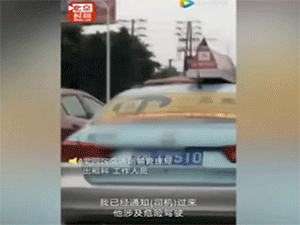 Trung Quốc: Thiếu nữ ngồi trên cửa xe taxi để làm... bài tập