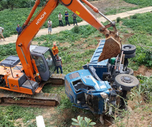 Xe tải mất lái lăn xuống thung lũng sâu 30m