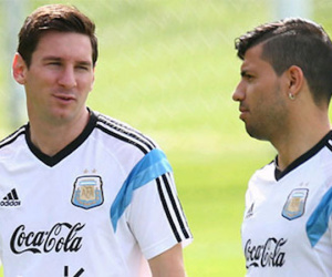 Aguero khẳng định không thể chơi chung CLB với Messi