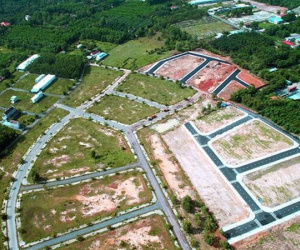 Bộ Tài chính nói gì về việc 'bán đất để ăn', dùng ô tô biếu tặng?