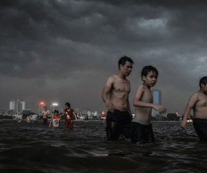 Hà Nội: Mây đen giăng kín kèm gió lốc, thanh niên đang tắm vội chạy lên bờ