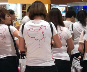 'Không thể chấp nhận du khách mặc áo đường lưỡi bò'