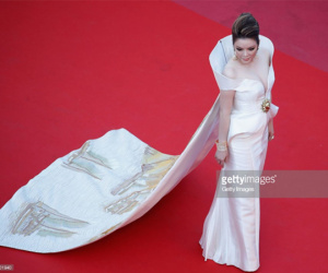 Lý Nhã Kỳ diện váy thêu quảng bá Vịnh Hạ Long trên thảm đỏ Cannes
