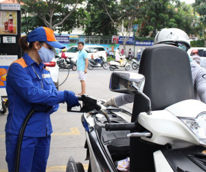 Mua lít xăng, người dân trả thêm bao nhiêu nếu tăng thuế môi trường?