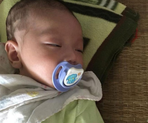Nhờ bế hộ con để đi vệ sinh, mẹ bỏ luôn con trai 2 tháng tuổi trên xe khách