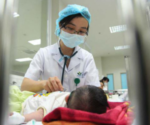 Thấy con sốt cao, ngủ li bì, đi khám mới biết mắc căn bệnh cực nguy hiểm khi nắng nóng