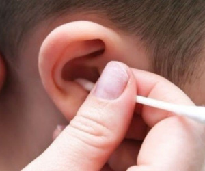 Thói quen dùng tăm bông lấy ráy tai gây hại ra sao?