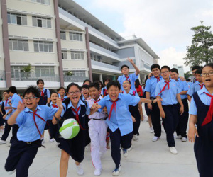 Vì ai mới lớp 1 con đã phải học bài đến 10 giờ đêm?