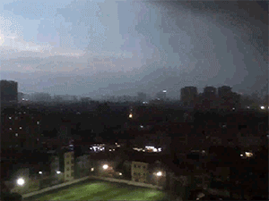 Video: Bầu trời Hà Nội chia 2 nửa đen trắng như trong phim do giông lớn
