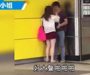 Video: Chàng trai bị người yêu tát 41 cái ở ga tàu vì mời nhiều gái lạ lên giường