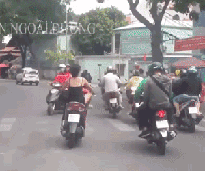 Video: Cô gái không đội mũ bảo hiểm, lạng lách trên phố Sài Gòn khiến cánh đàn ông phải 'xanh mặt'