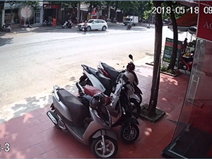 Video: Lỗi do người phụ nữ sang đường ngập ngừng hay do tài xế ô tô nhấn ga không đúng lúc?