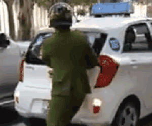 Video: Tài xế taxi cố tình lùi xe vào CSTT rồi tăng ga bỏ chạy khiến tất cả ngỡ ngàng