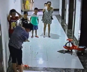 Bé trai nhập viện vì gạch ốp cửa thang máy rơi trúng đầu